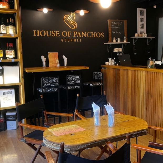 El salón: mesas de madera, barra y la pizarra con la carta del día