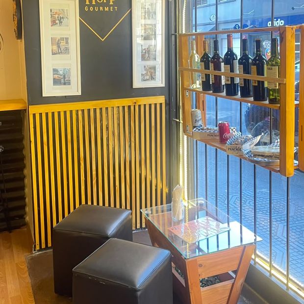 El rincón de los sillones, junto al ventanal y la estantería de vinos