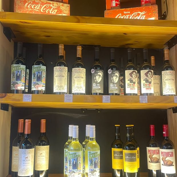 La estantería con los vinos boutique de la casa